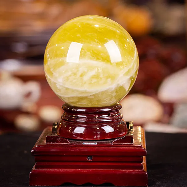 Cận cảnh vân đá và tinh thể bên trong quả cầu thạch anh màu vàng