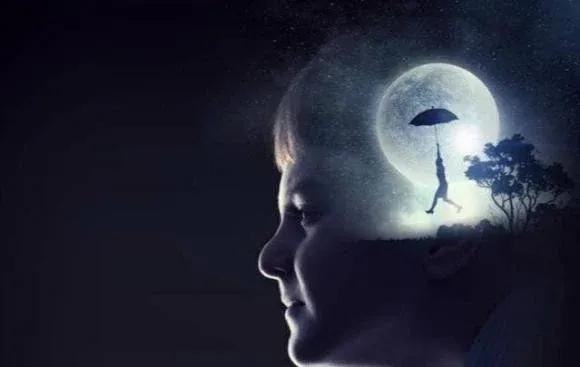 Người đàn ông trầm tư suy nghĩ về giấc chiêm bao thấy người thân quá cố trong căn phòng tĩnh lặng