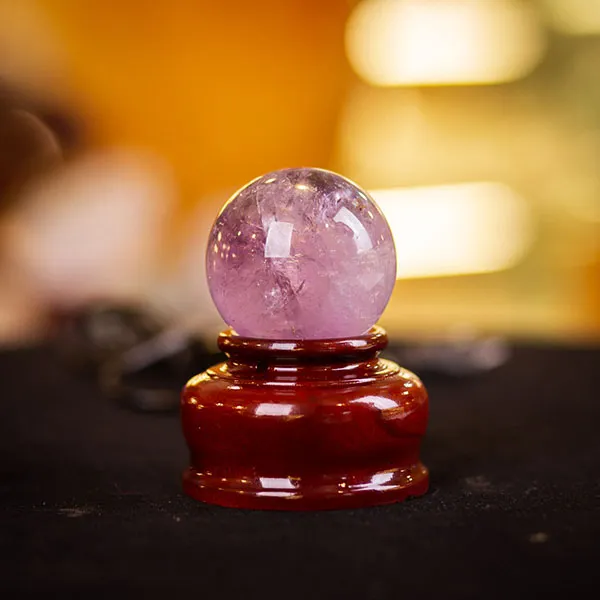 Giá tiền quả cầu thạch anh tím hiện nay chủ yếu tùy thuộc vào kích thước cũng như đường kính quả cầu