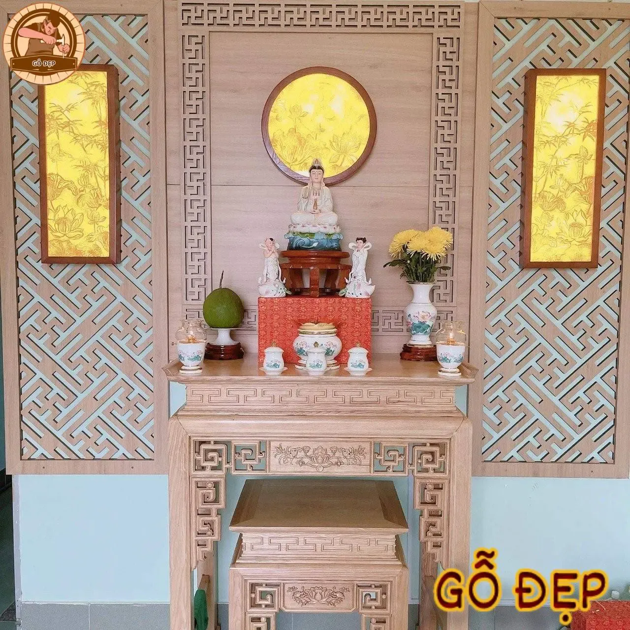 Gia chủ đang sắp xếp bàn thờ Phật Quan Thế Âm với bát hương và kỷ nước sứ trắng