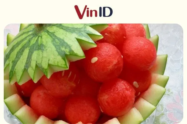 Viên dưa hấu tròn trịa trông như những viên ngọc đỏ mang lại cảm giác thanh mát và sang trọng cho bàn tiệc