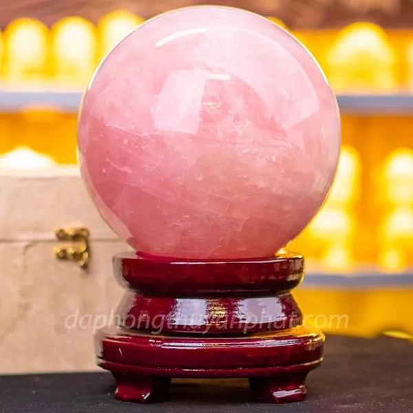 Quả cầu phong thủy thạch anh hồng giúp xoa dịu tâm hồn