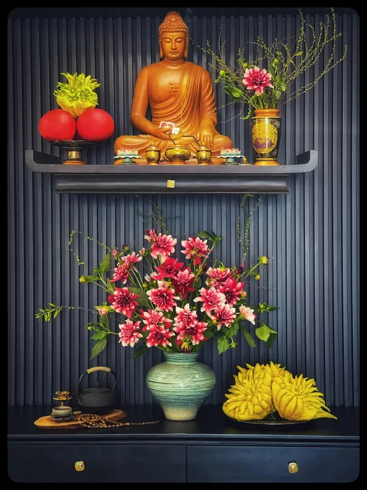 Bình hoa đặt bên trái bàn thờ theo nguyên tắc đông bình, tây quả