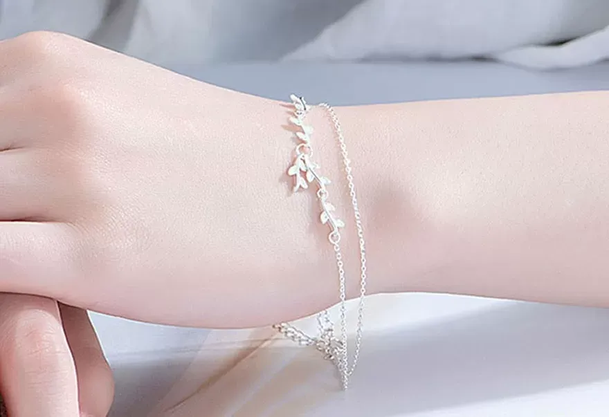 Người mệnh Thủy nên đeo vàng hay bạc? Hãy chọn trang sức bạc