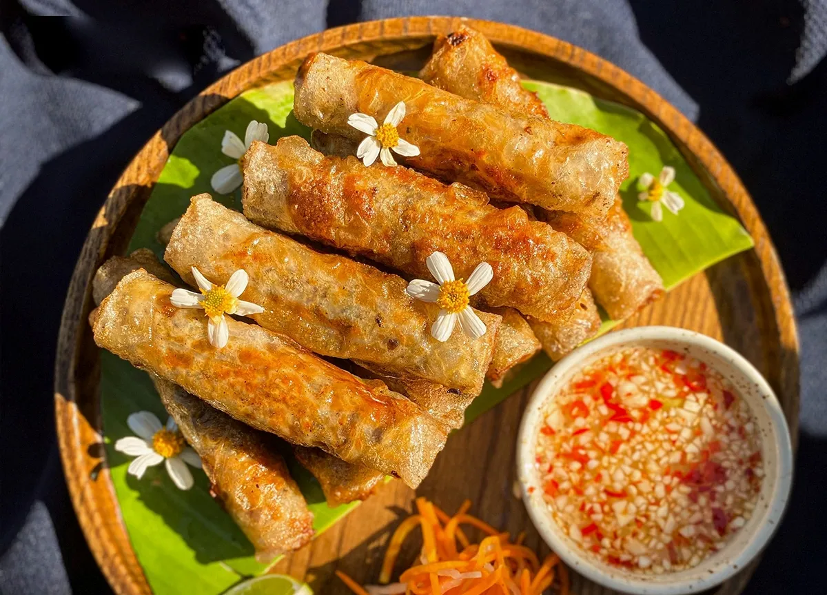 Nem rán mang niềm vui và hương vị ấm áp đến bàn thờ gia tiên.