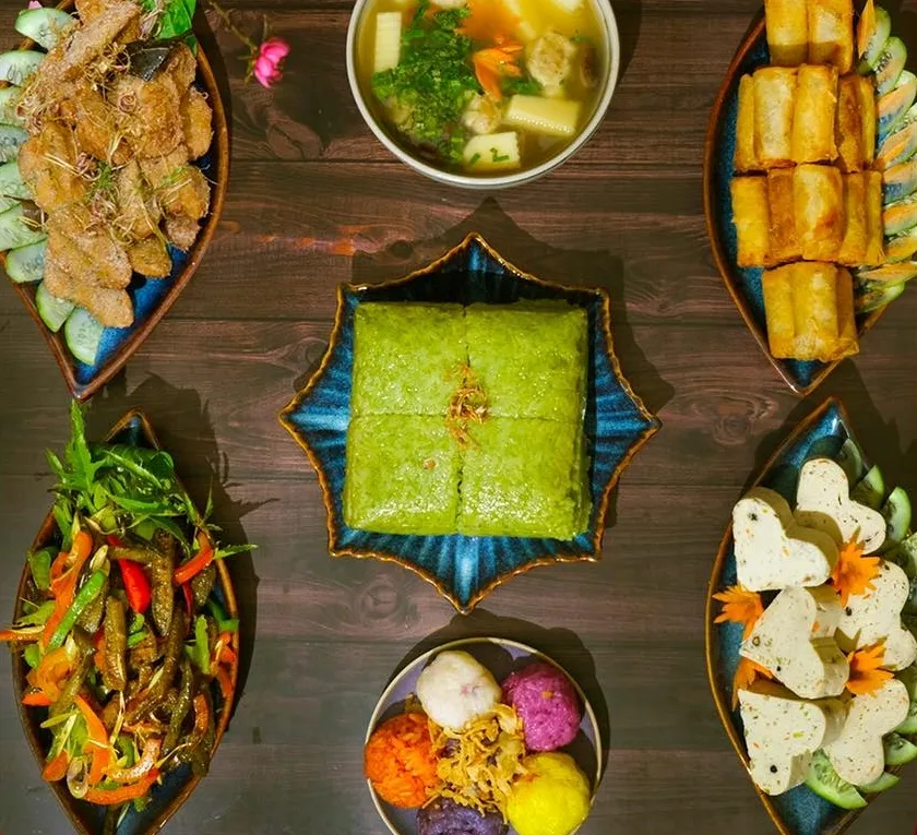 Chiếc bánh chưng xanh làm cho mâm lễ thêm phần truyền thống và ấm cúng.