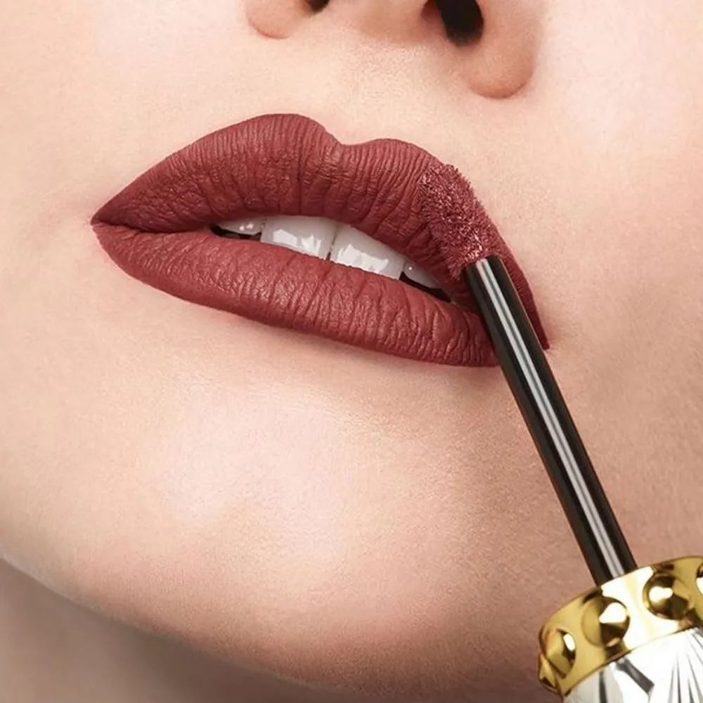 Màu son nâu đất mang đến vẻ đẹp nhẹ nhàng thanh thoát cho người sở hữu