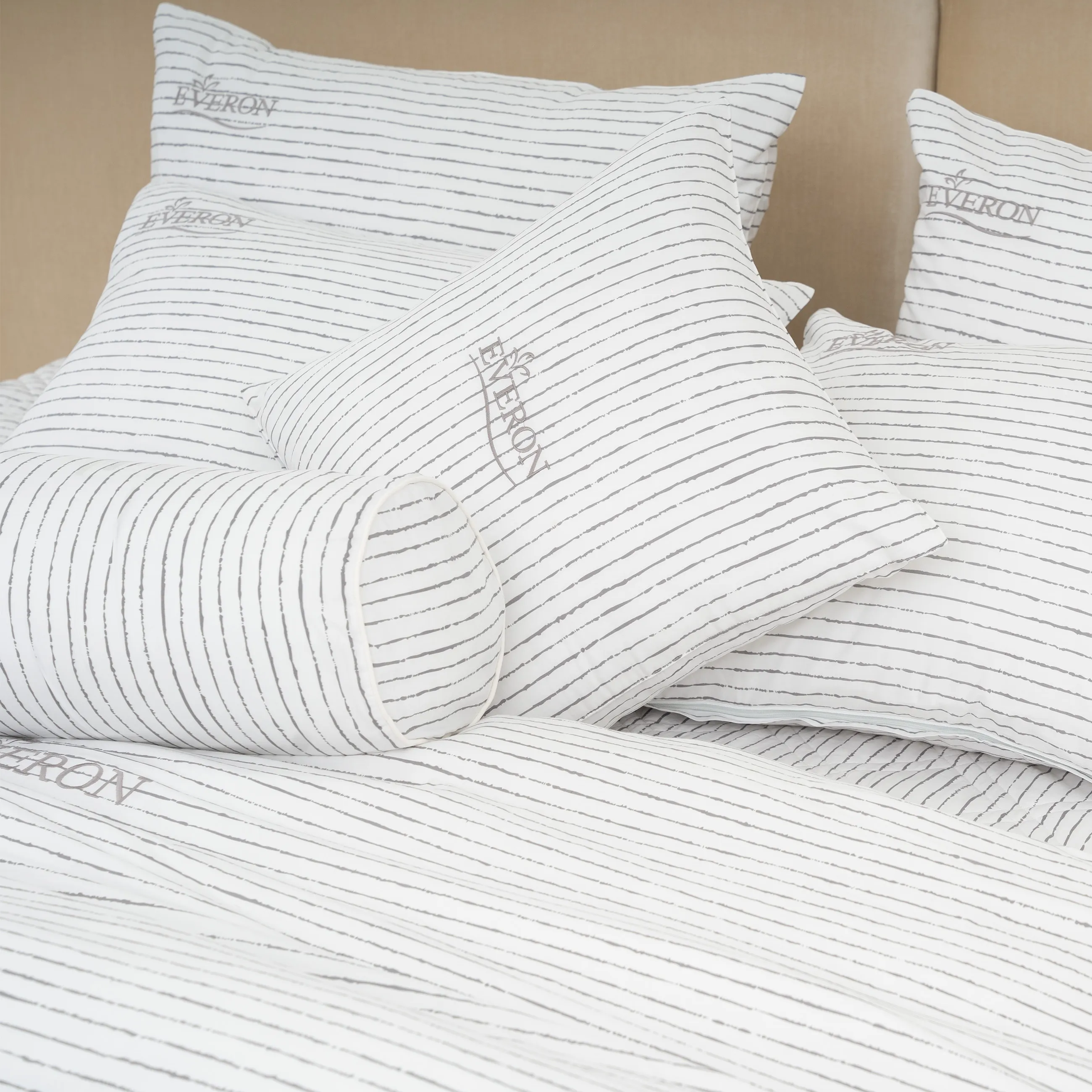 Không gian phòng ngủ màu trắng tinh khôi cho người mệnh Kim