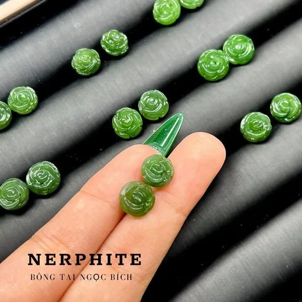 Bông tai đính đá ngọc bích tự nhiên mang lại vẻ sang trọng quý phái