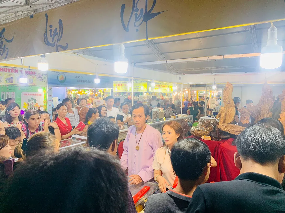 Đông đảo khán giả đến ủng hộ nam danh hài