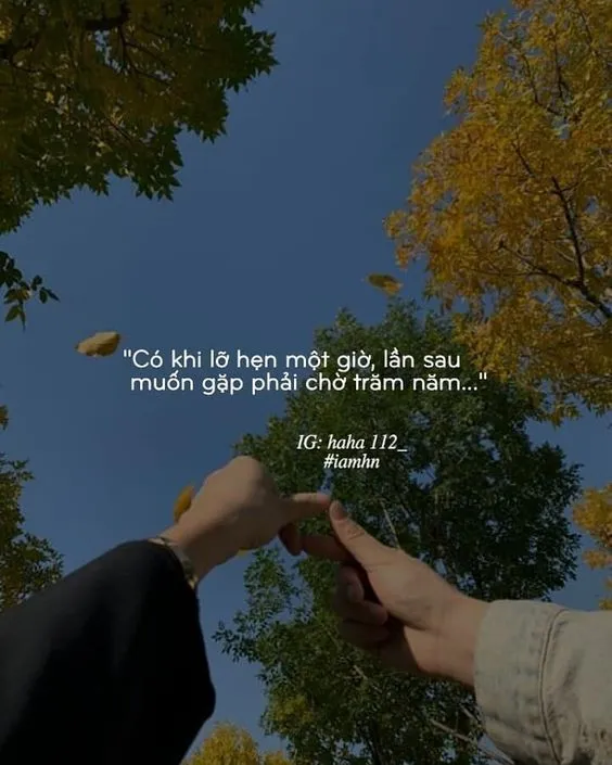 Cận cảnh cấu trúc tinh thể của một khối thạch anh hồng tự nhiên với các cạnh cắt sắc sảo