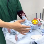 Bác sĩ kiểm tra phản xạ sơ sinh của em bé ngay sau khi chào đời