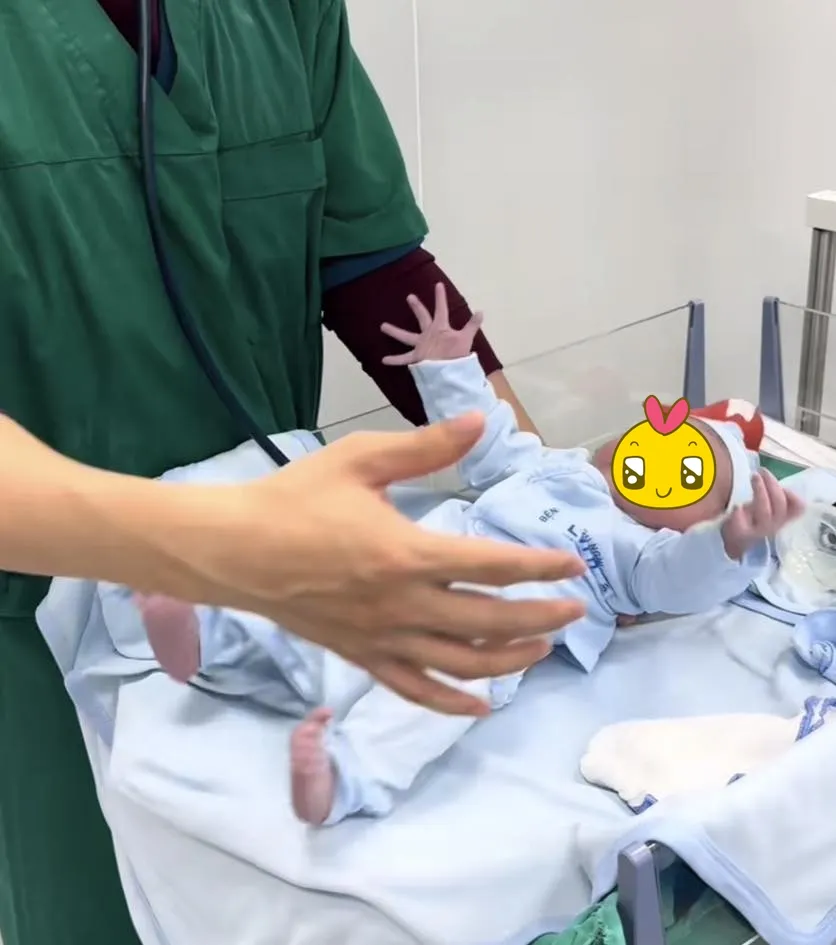 Bác sĩ kiểm tra phản xạ sơ sinh của em bé ngay sau khi chào đời