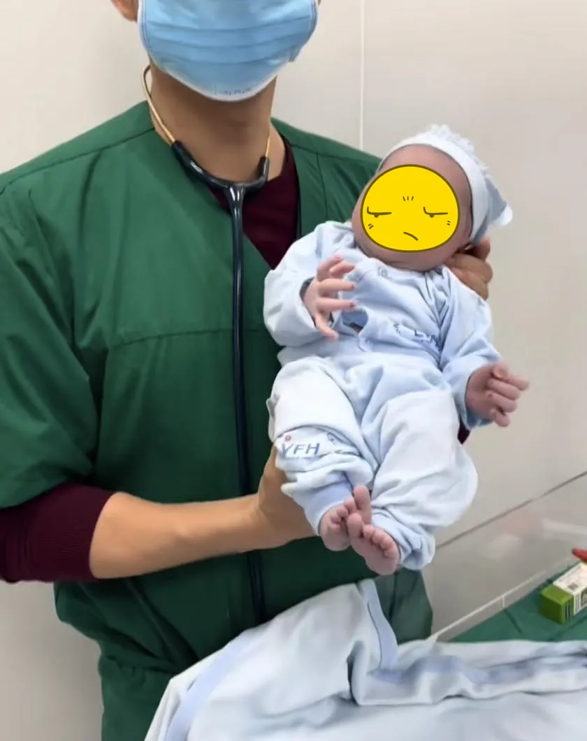 Gia đình chuẩn bị đón em bé sau khi hoàn tất kiểm tra y tế