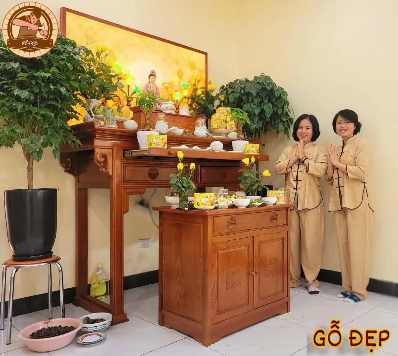 Không gian thờ cúng trang nghiêm với bàn thờ gỗ hiện đại và đầy đủ vật phẩm