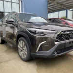 Toyota Corolla Cross màu nâu và MG5 màu vàng