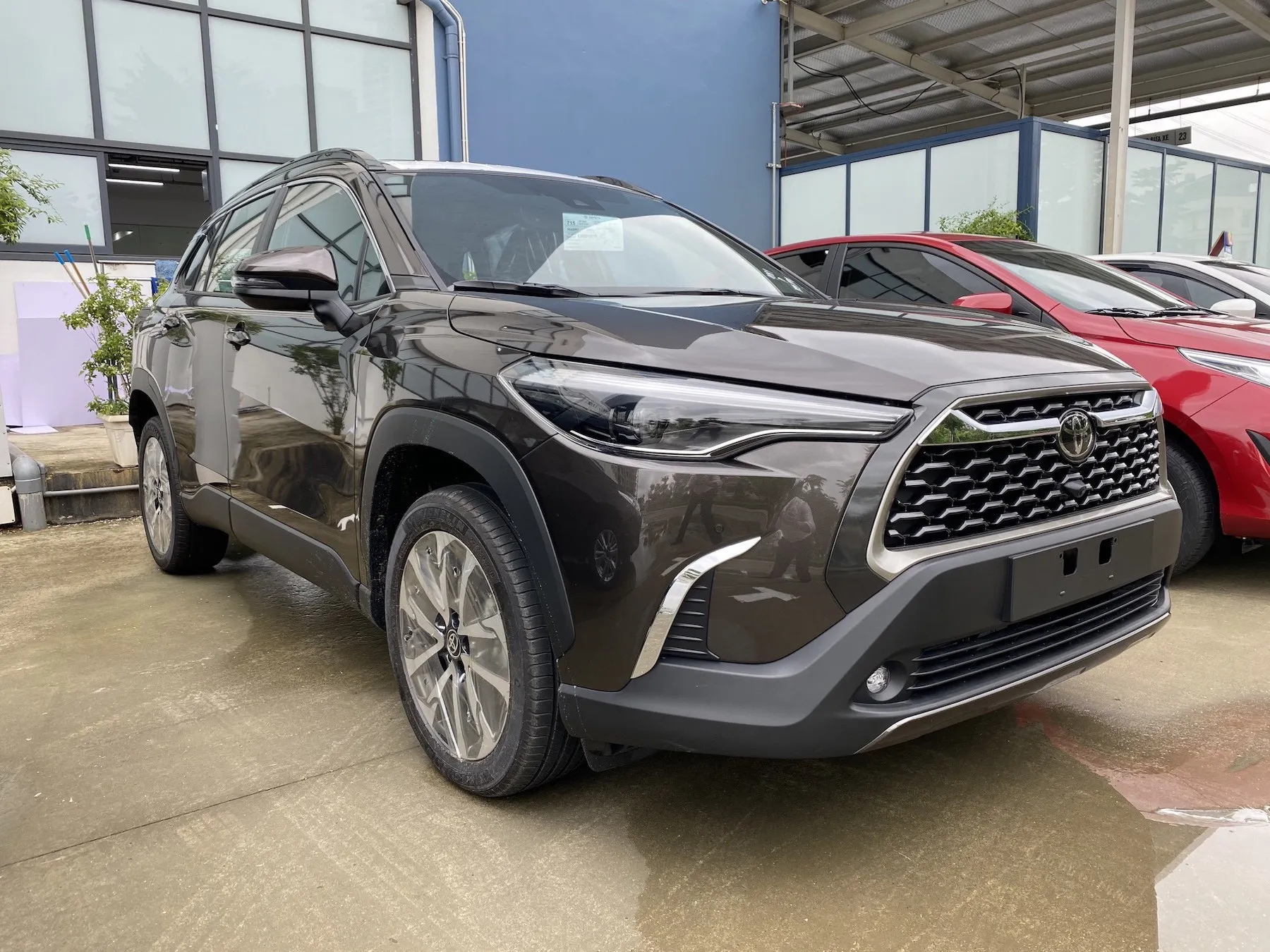 Toyota Corolla Cross màu nâu và MG5 màu vàng