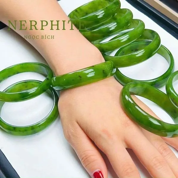 Vòng tay đá ngọc bích bản liền màu xanh lục đậm chuẩn phong thủy