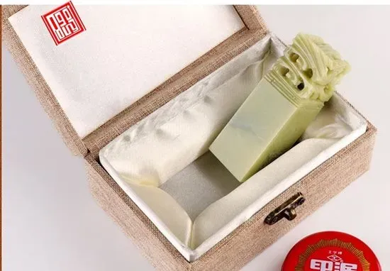 Lịch Sử Con Tỳ Hưu: Linh Vật Chiêu Tài Từ Điển Tích Đến Thực Hành Phong Thủy 2026 20 Ấn triện Long Phụng bằng đá ngọc minh họa cho sự tinh xảo trong nghệ thuật điêu khắc linh vật phong thủy