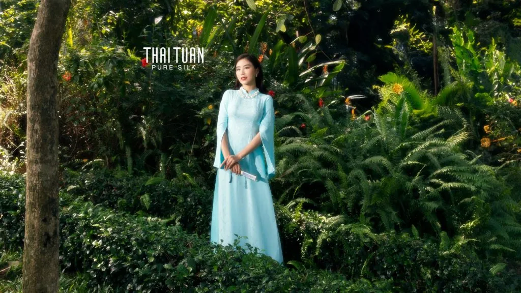 Váy Màu Xanh Ngọc Bích: Biểu Tượng Quyền Quý Và May Mắn 2026 28 Váy màu xanh ngọc bích mang lại vẻ đẹp thanh lịch