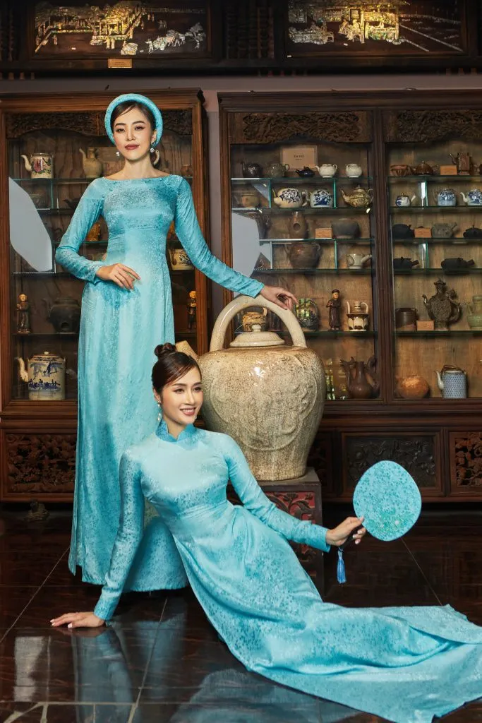 Váy xanh ngọc bích chất liệu lụa