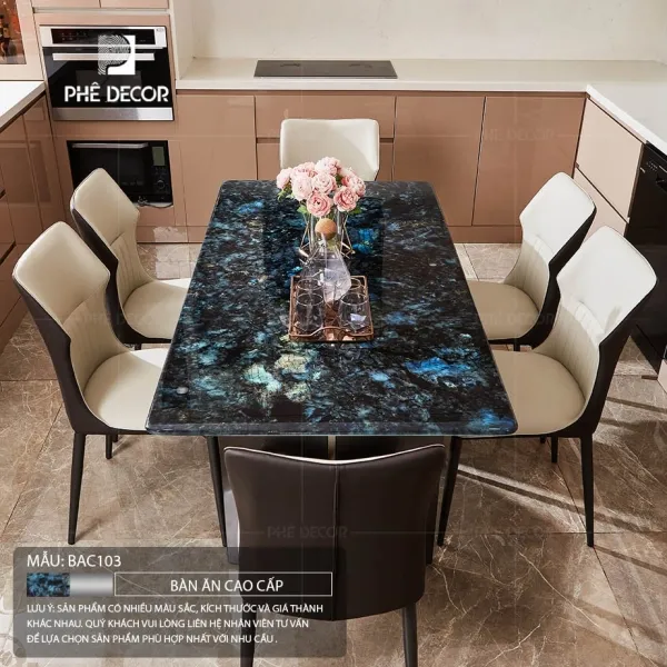 Bàn ăn mặt đá cao cấp màu xanh huyền bí giúp làm dịu đi năng lượng nóng tỏa ra từ bếp nấu