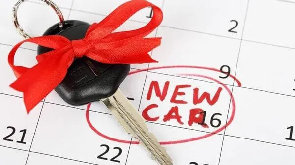 Gia chủ thực hiện nghi lễ chọn ngày đẹp rước xe về nhà để mong cầu bình an