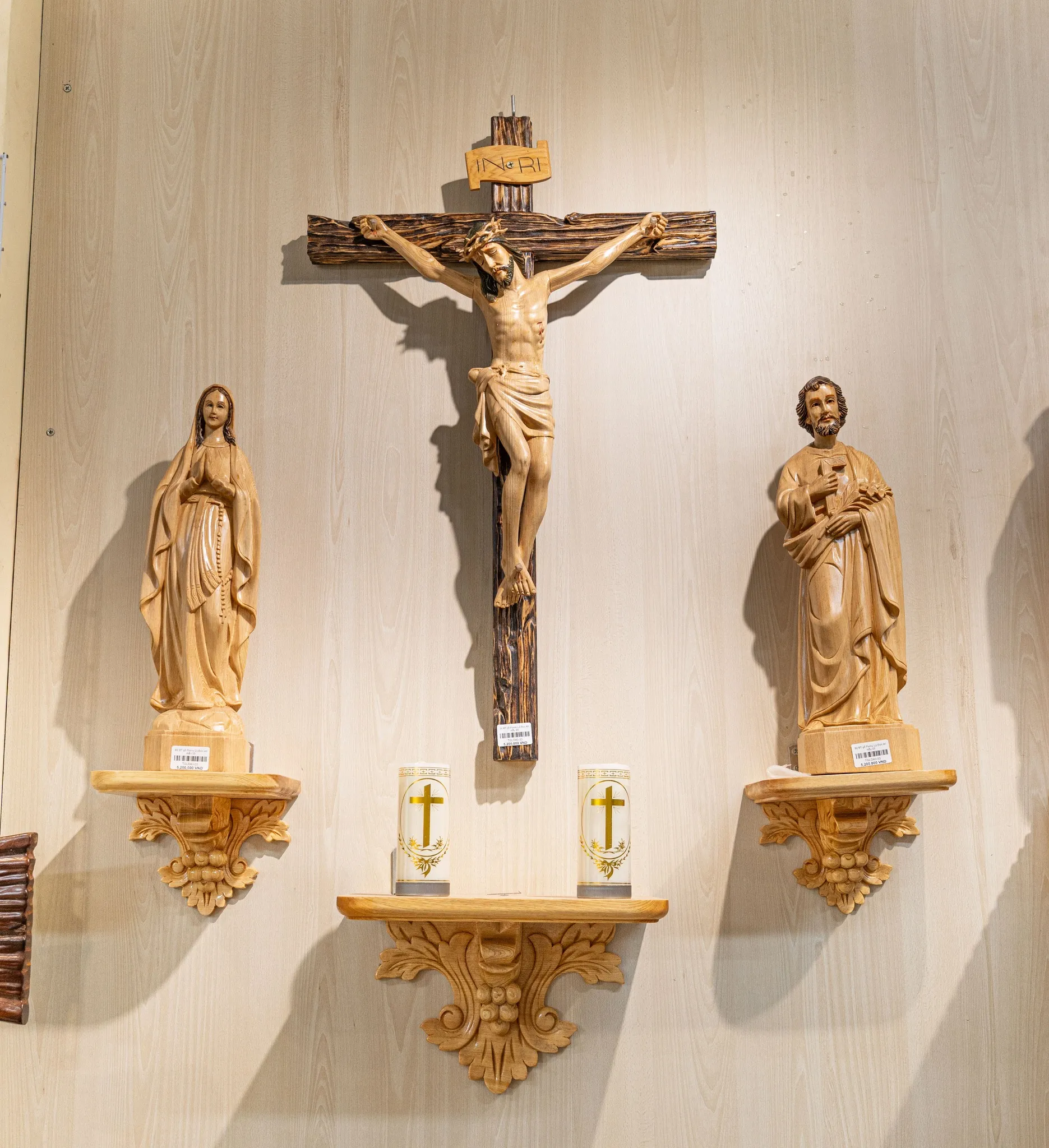 Bàn thờ Công giáo với thiết kế trang nghiêm