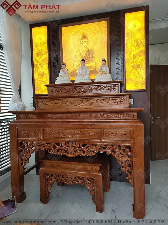 Mẫu bàn thờ nhị cấp gỗ hương với đường nét chạm khắc tinh xảo phù hợp cho nhà phố