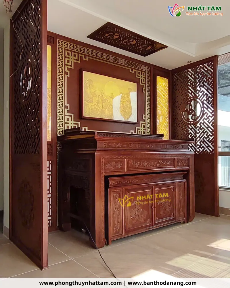 Tủ thờ gỗ gõ đỏ chạm khắc hoa văn tinh xảo kết hợp vách ngăn