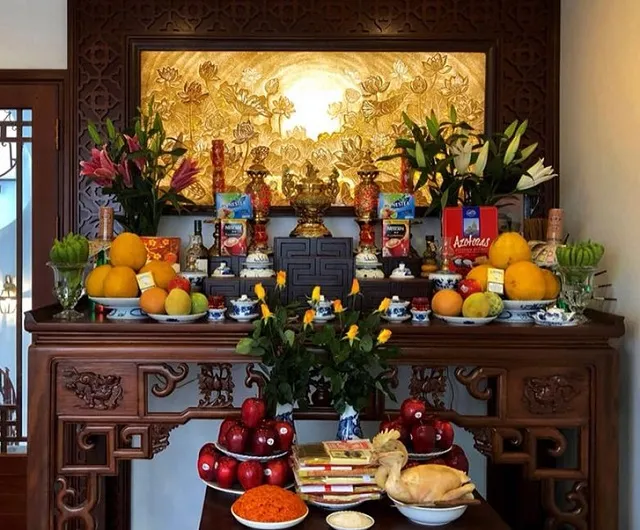 Sắp xếp mâm cơm cúng gia tiên vào ngày Tết thể hiện lòng hiếu thảo và sự ấm cúng trong gia đạo