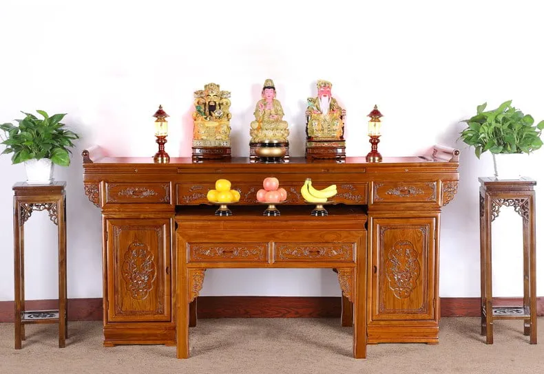 Bàn thờ Phật và gia tiên được bố trí trang nghiêm trong không gian sống hiện đại hỗ trợ định tâm và bình an