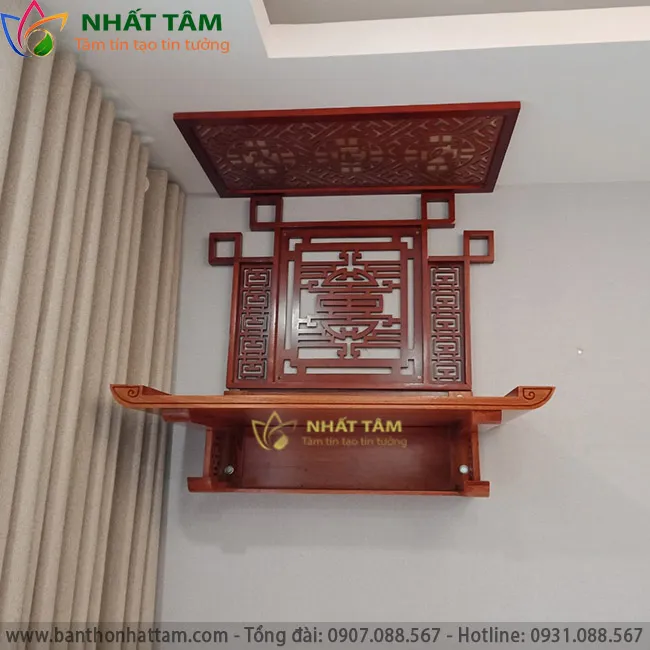 Bàn thờ treo tường kết hợp vách ngăn ốp lưng chữ Thọ vân gỗ sậm