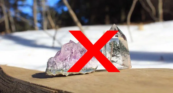 Sử dụng vải mềm và tránh ánh nắng gay gắt để giữ độ bền đẹp cho đá thạch anh