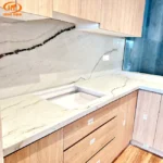 Đá thạch anh mặt bếp Mont Blanc với nền trắng tinh và vân xám tự nhiên