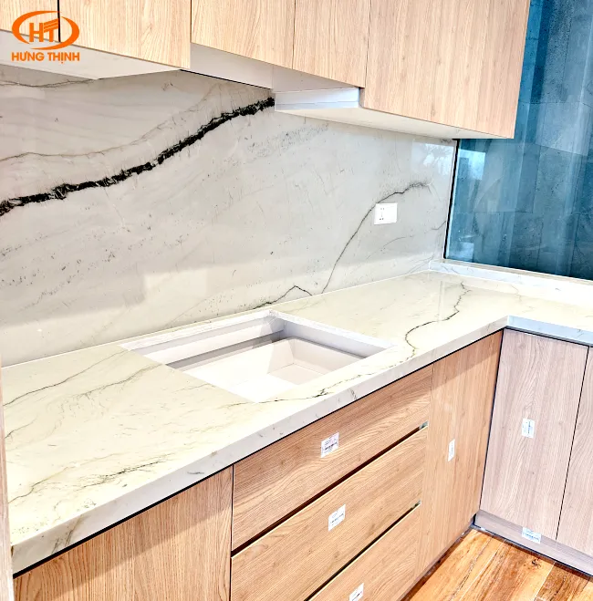 Đá thạch anh mặt bếp Mont Blanc với nền trắng tinh và vân xám tự nhiên
