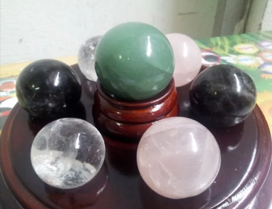 Cách Phân Biệt Đá Thạch Anh Trắng Tự Nhiên Và Đá Giả 2026 14 Bi cầu đá phong thủy thạch anh trắng tại NaBei với các vân mây đặc trưng