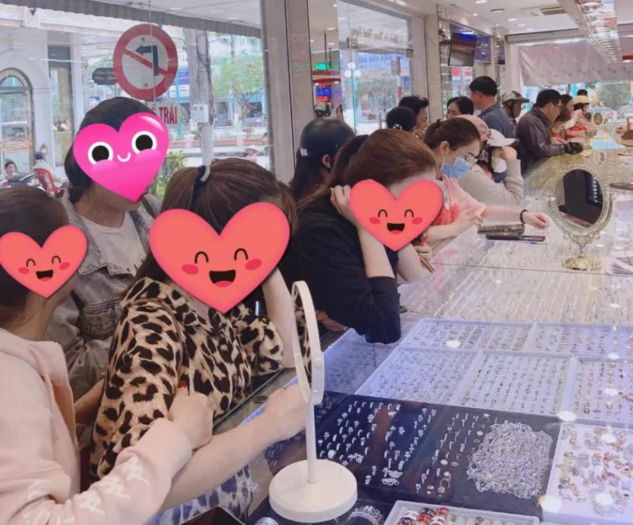 Sản phẩm vàng miếng và trang sức phong thủy đa dạng