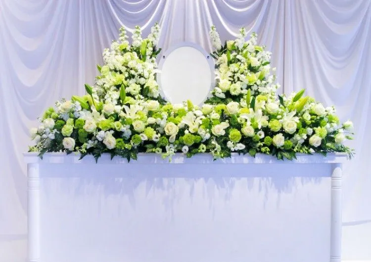 Hướng Dẫn Cách Cắm Hoa Hồng Đẹp Để Bàn Thờ Chuẩn Phong Thủy 2026 17 Bình hoa hồng trắng trang nghiêm cho không gian thờ tự