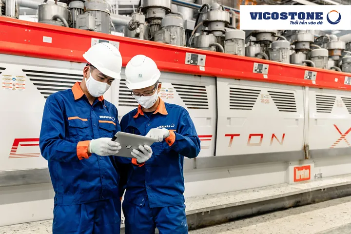 Các công nhân tại nhà máy VICOSTONE - nơi có dây chuyền sản xuất công nghệ Breton
