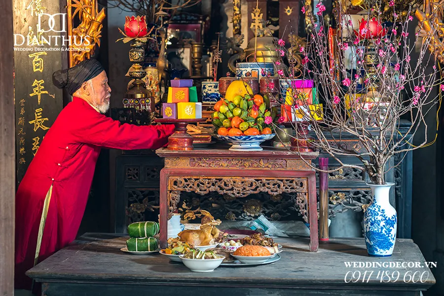 Mâm quả cưới đẹp mắt với các loại trái cây tươi ngon giúp không gian thờ cúng thêm trang trọng