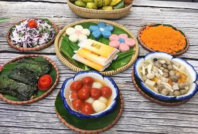 Không gian thờ tự ấm cúng với nhang khói nghi ngút