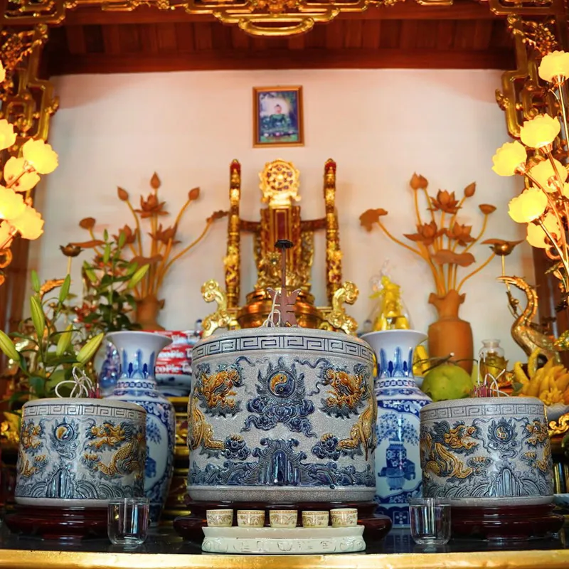 Quy trình sắp xếp ba bát hương theo hàng ngang với khoảng cách cân đối giữa các vật phẩm