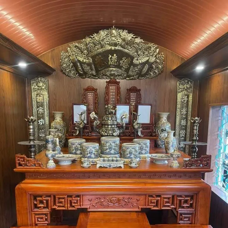 Hệ thống năm bát hương được sắp xếp theo cấp bậc từ cao xuống thấp trên bàn thờ tam cấp