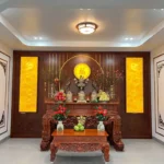 Bộ đồ thờ men lam vẽ tay tinh xảo với bát hương được đặt tại vị trí trung tâm trang trọng