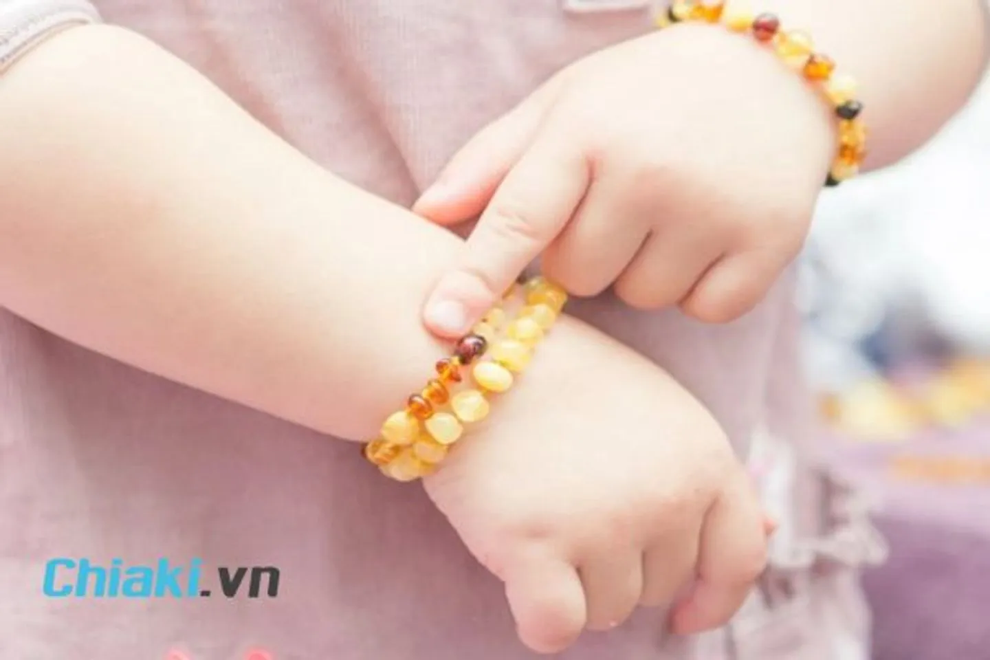 Cách &dstrok;eo vòng hổ phách cho bé