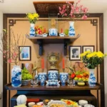 Cách sắp xếp hoa quả trên bàn thờ và bình hoa gốm sứ tinh xảo