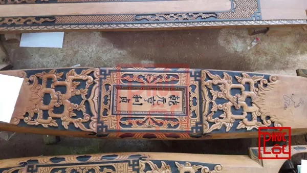 Các hàng chữ Nho được viết tỉ mỉ trên cấu kiện câu đầu của ngôi nhà gỗ ba gian tại Ninh Hiệp