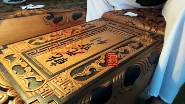 Nét chữ Nho rồng bay phượng múa được thực hiện bởi nghệ nhân giàu kinh nghiệm trên câu đầu nhà gỗ