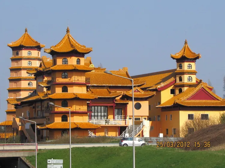 Tòa tháp trang nghiêm của chùa Khánh Anh tại Pháp với kiến trúc kết hợp Á - Âu tinh xảo